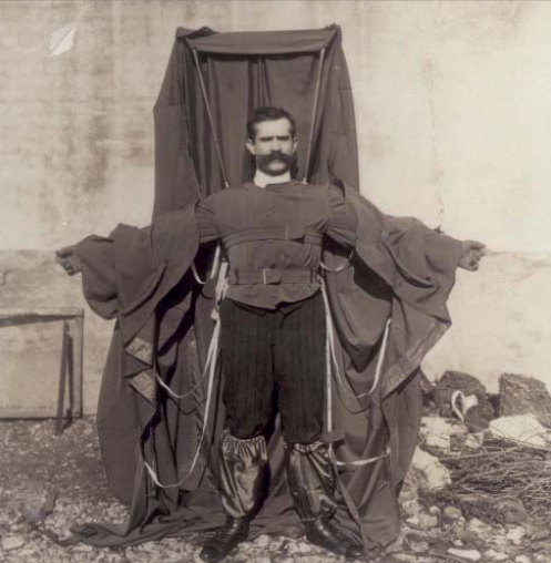 Franz Reichelt con el paracaídas que él mismo diseñó.