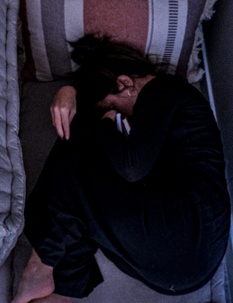 Elena en hecha bola en un sofa