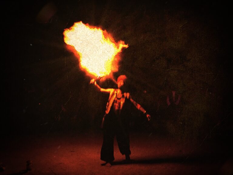 Fakir haciendo espectáculo con fuego