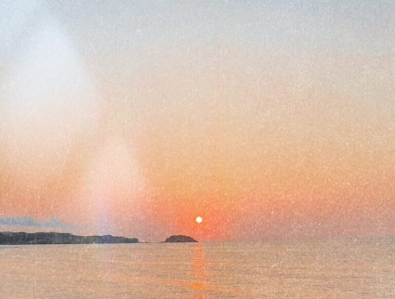 el sol en el horizonte tras el mar