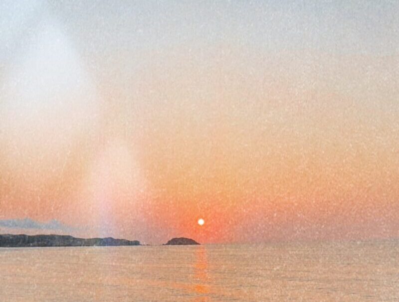 el sol en el horizonte tras el mar