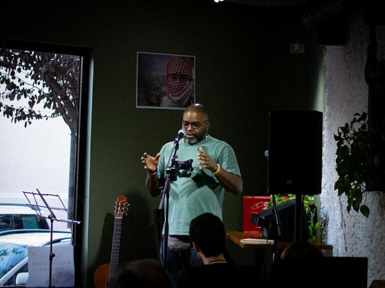 Fotografía en Taberna Garibaldi de Julio Hernández presentando en el Micro Integrador de la Garibaldi