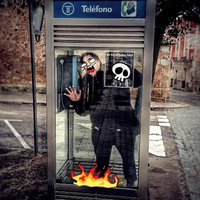 Imagen de perfil de J Zekamika. Señor extraño metido en una cabina vieja de teléfonos.