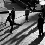 Niños jugando en la ciudad.