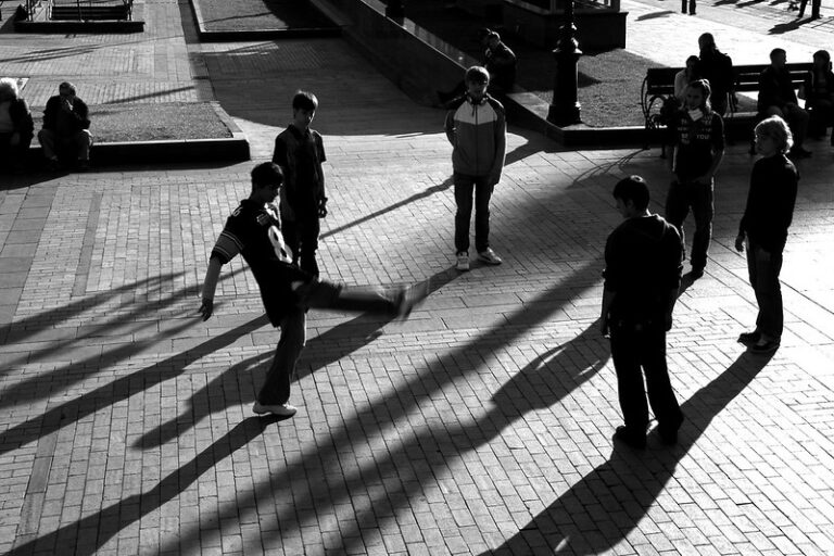 Niños jugando en la ciudad.