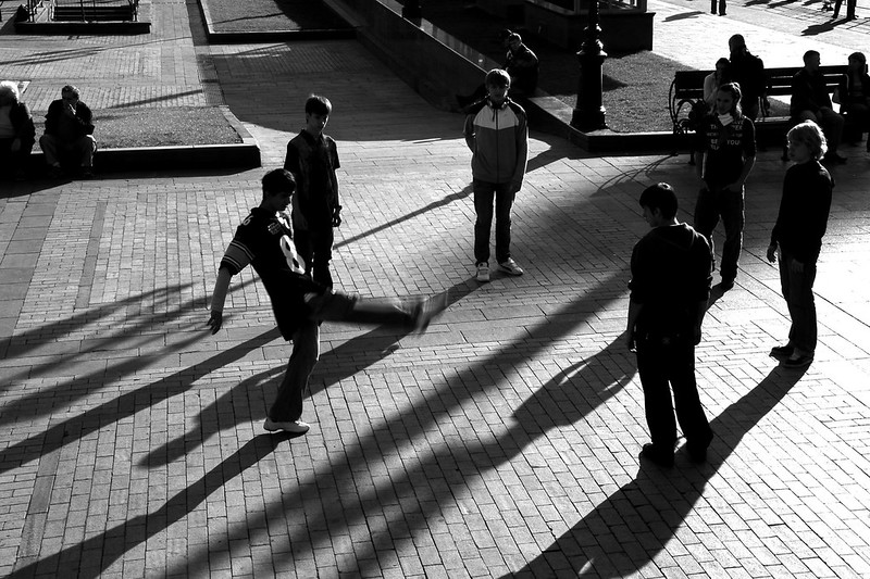 Niños jugando en la ciudad.