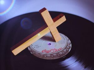 Cruz de madera sobre disco de vinilo de la discográfica Chapa Discos