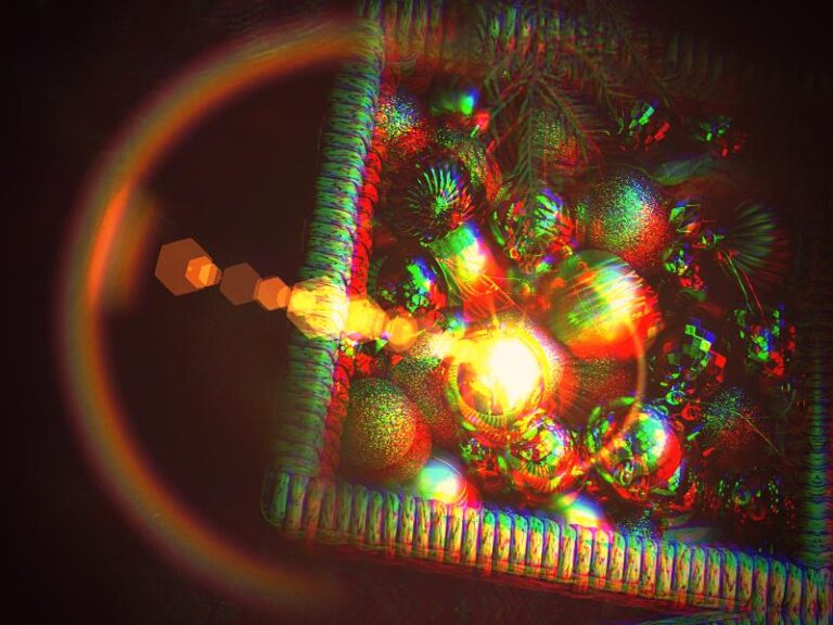 Bolas de navidad en una cesta con un halo de luz que hace que una de ellas parezca repartir un brillo como de llama de fuego