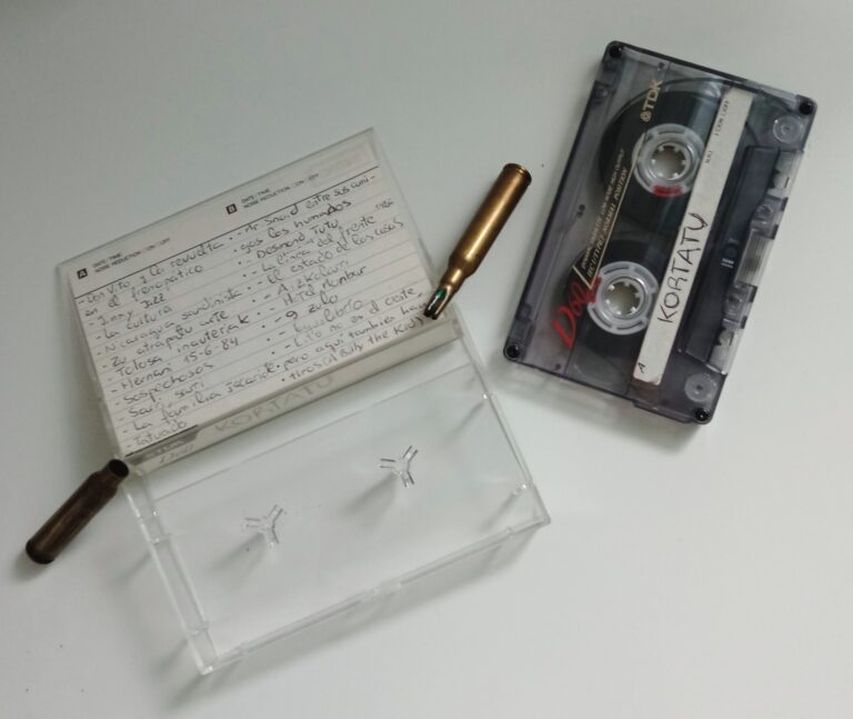 Cinta de cassette de Kortatu y dos balas.