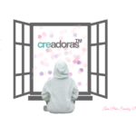 Se ve una ventana abierta de par en par donde podemos ver el titulo creadoras TM. Frente a la ventana, de espaldas, hay una persona vestida con sudadera con la capucha puesta.