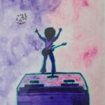 Dibujo a rotulador. Hombre con guitarra a la espalda y brazos en alto subido al techo de un coche.