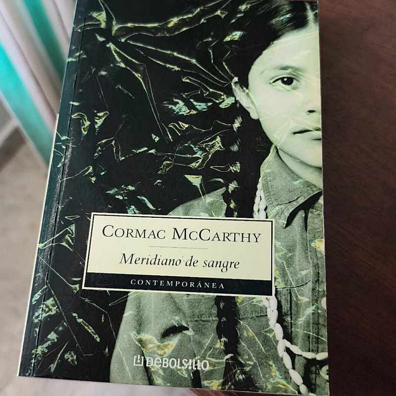 Portada del libro Meridiano de sangre de Cormac McCarthy. En la portada se una fotografía de una niña con trenzas.
