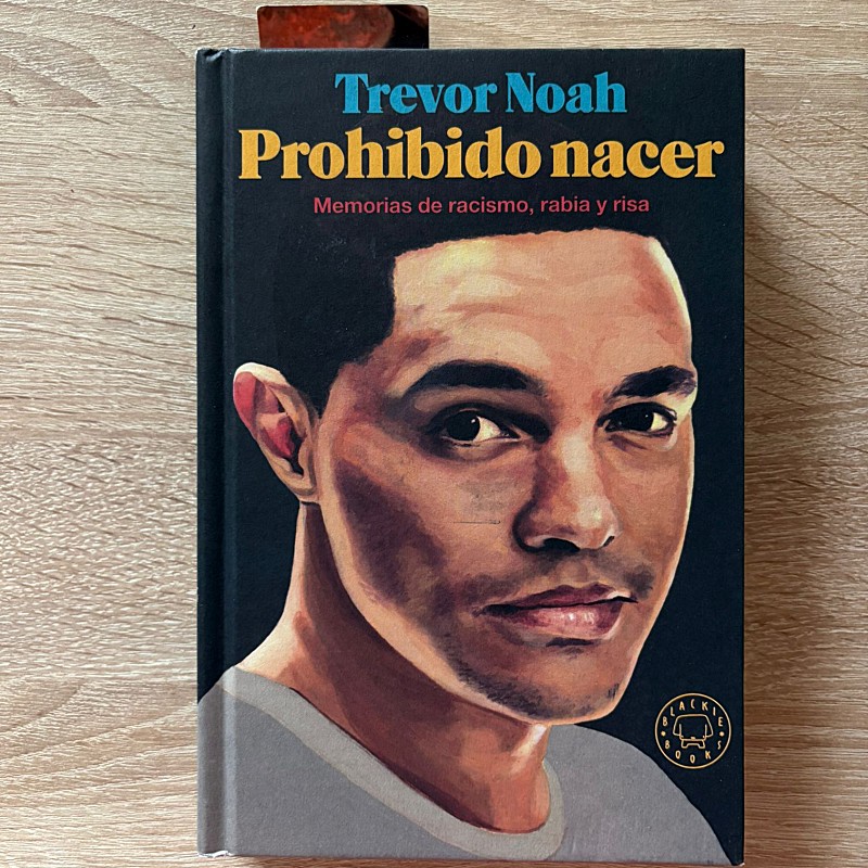 Portada del libro Prohibido Nacer de Trevor Noah. En la portada se ve un dibujo de un rostro de una persona de piel negra.