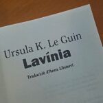 Foto de la paginilla del libro Lavinia de Úrsula K. Le Guien en la edición con traducción en catalán de Anna Ll isterri.