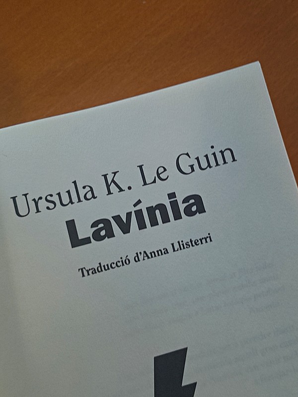 Foto de la paginilla del libro Lavinia de Úrsula K. Le Guien en la edición con traducción en catalán de Anna Ll isterri.