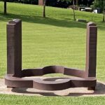 Estatua de Chillida que tiene por título "Música III" en Chillida-Leku