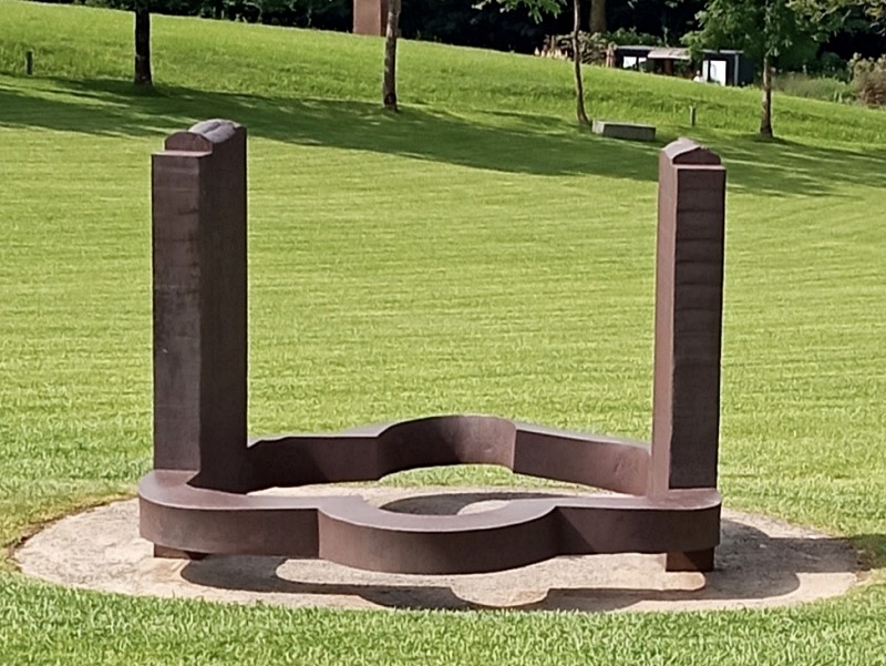 Estatua de Chillida que tiene por título "Música III" en Chillida-Leku