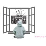 Se ve una ventana abierta de par en par donde podemos unos altavoces y un tocadiscos y encima el letrero MUSIC FESTIVAL. Frente a la ventana, de espaldas, hay una persona vestida con sudadera con la capucha puesta.