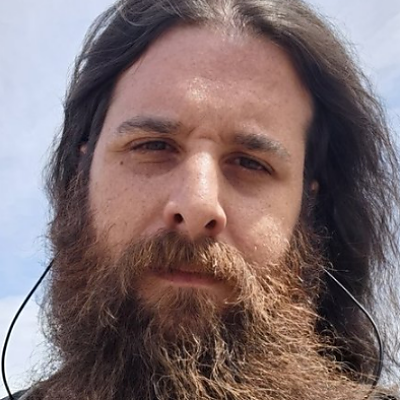 Imágen perfil Renfield. Hombre con barba y pelo largo.