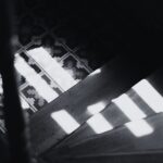 fotografía en blanco y negro, se ven los últimos escalones de una escarlera de caracol