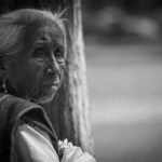 Retrato de mujer mayor en blanco y negro