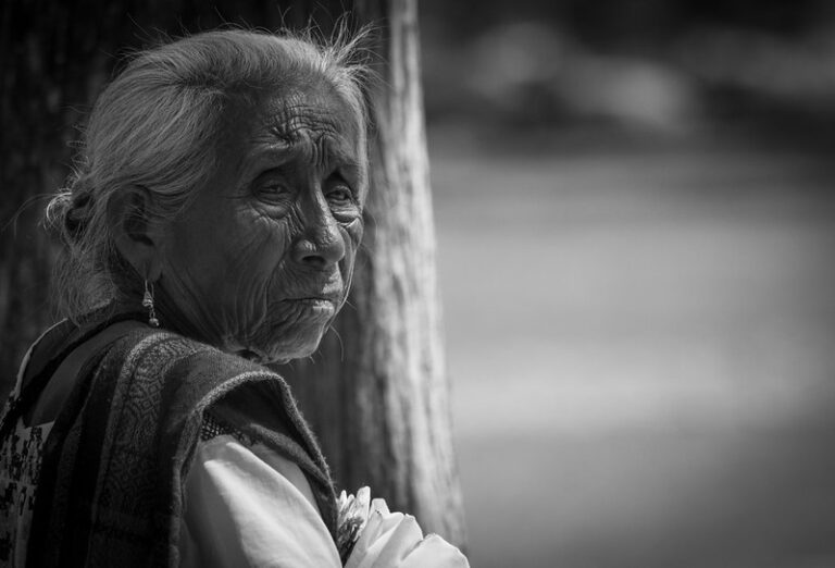 Retrato de mujer mayor en blanco y negro