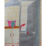 Dibujo de un frigorífico en la cocina salpicado de sangre con un barreño al lado porque lo están limpiando